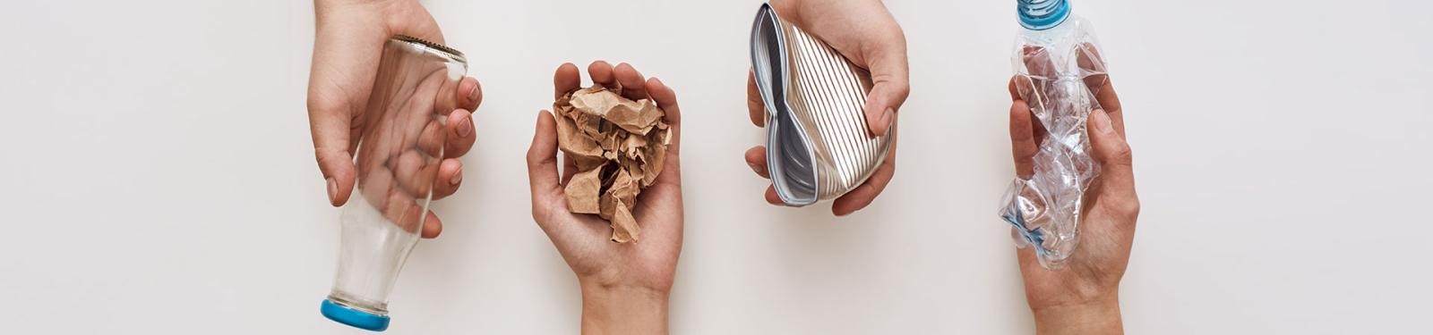 Was entsorge ich wie? Hände haben verschiedene Abfälle in den Händen. Glas, Papier, Konserve, Plastikflasche