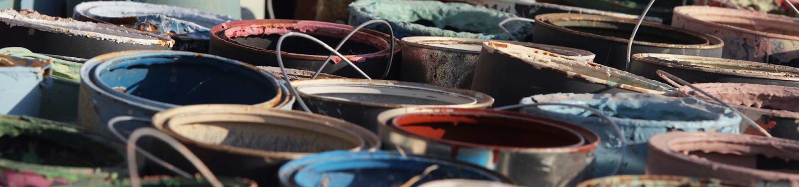 Schadstoffe Farbtöpfe mit bunten getrockneten Farben ohne Deckel