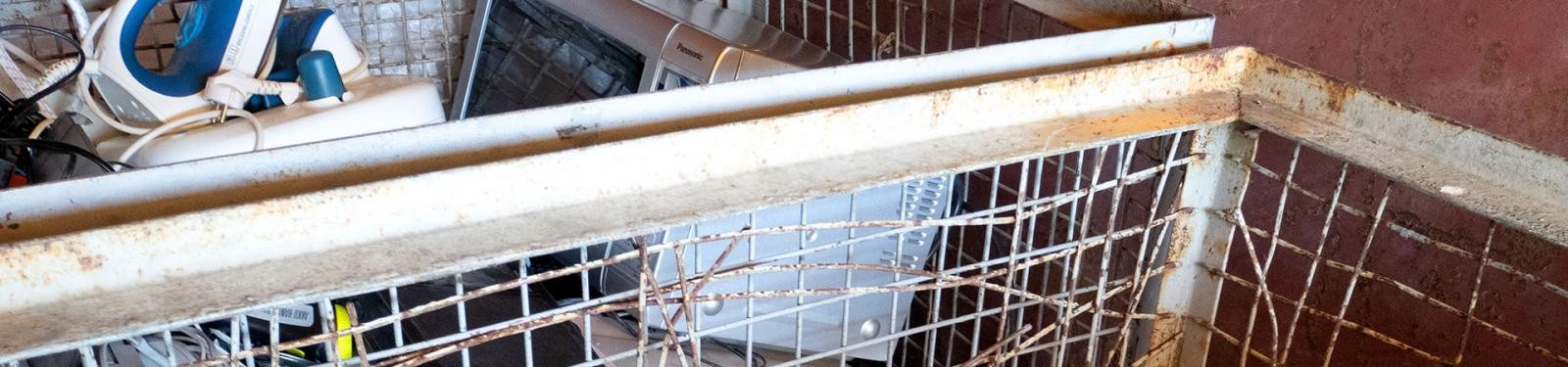 Elektrogeräte Sammelbehälter mit verschiedenem Elektroschrott