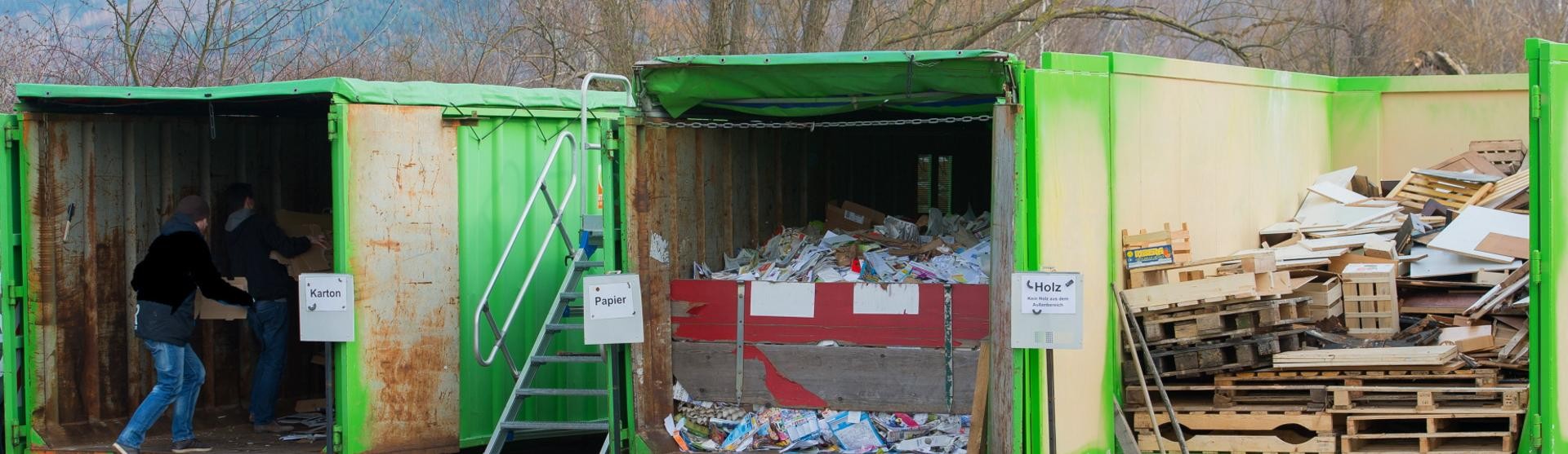 Wertstoffhöfe Holz- und Altpapiercontainer auf dem Wertstoffhof