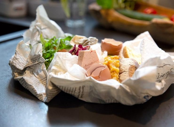 Bioabfall in Zeitungspapier In Zeitungspapier eingewickelte Bioabfälle