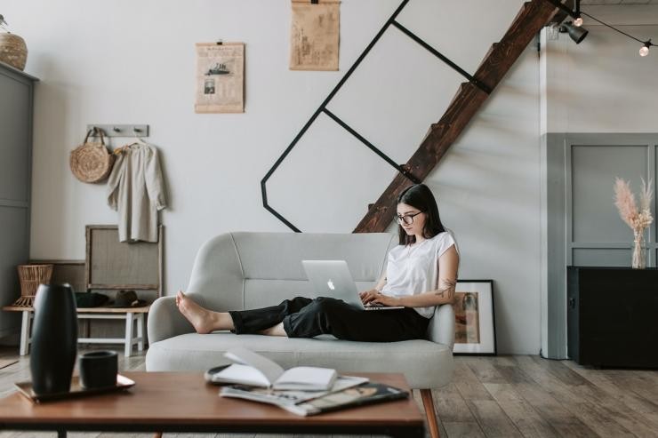 Frau mit Laptop auf Sofa Frau mit Laptop auf Sofa
