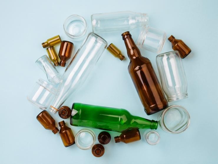 Leeres Altglas, angeordnet zu einem Recyclingsymbol