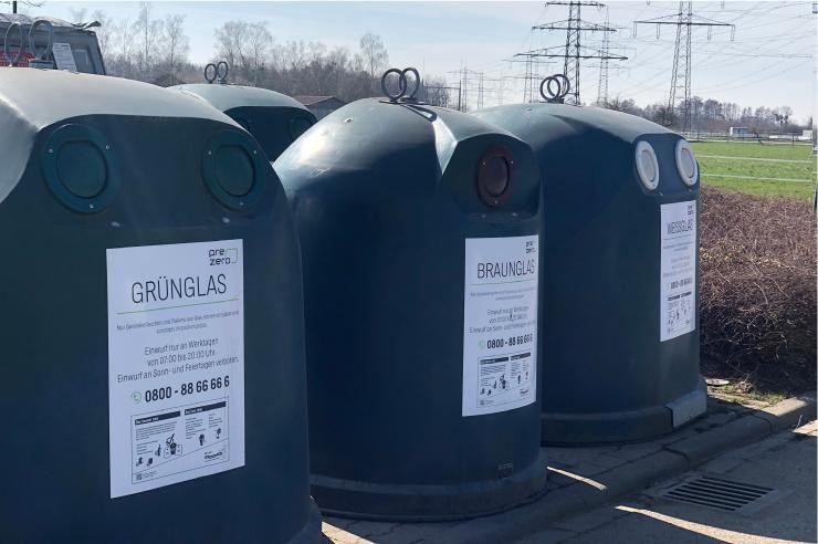 Altglascontainer für Braun-, Grün- und Weißglas an einer Straße