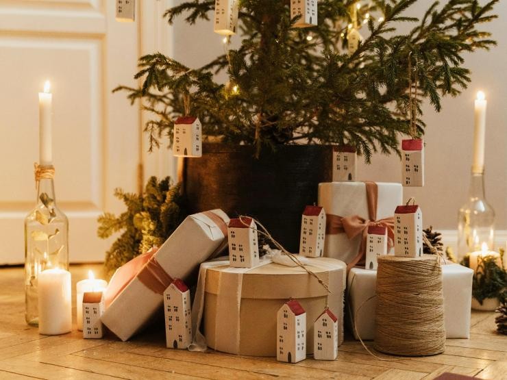 Weihnachtsbaum, nachhaltige Weihnachtsdekoration und nachhaltige Geschenkverpackungen