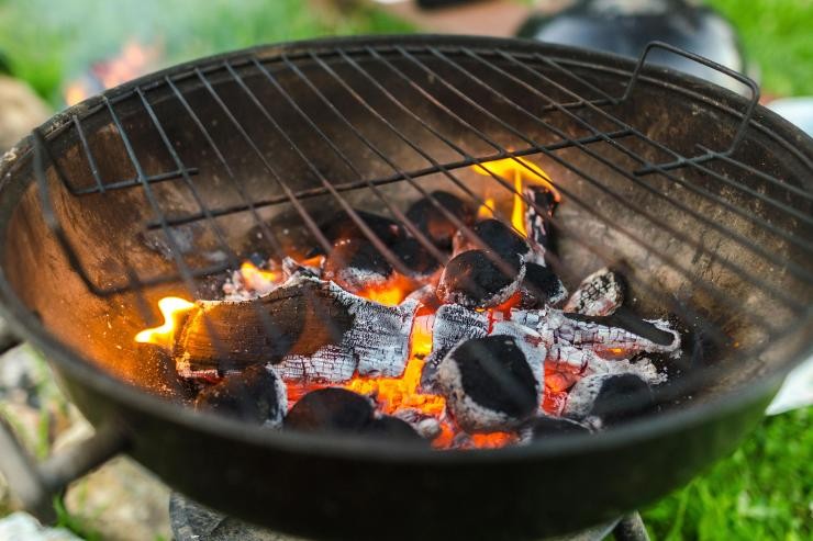 Grillschale mit Kohlen Grillschale mit Kohlen