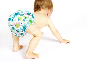 Stoffwindeln zur Abfallvermeidung Ein Baby mit einer Stoffwindel