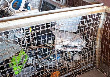 Sammelbehälter mit verschiedenem Elektroschrott 