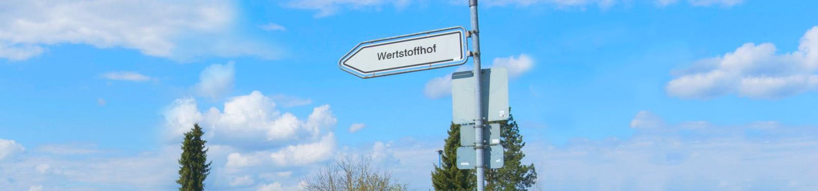 Ein Schild zeigt den Schriftzug Wertstoffhof