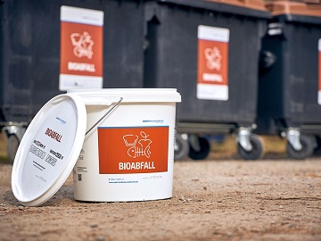 das Bringsystem ein weißer Biobehälter neben mehreren 660L Tonnen