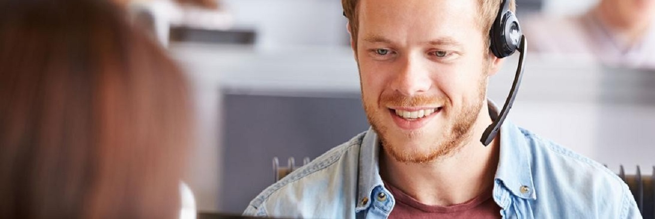 Ein Mann telefoniert mit Headphone