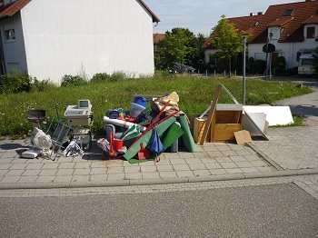 Sperrmüll Sperrmüll am Fußgängerweg