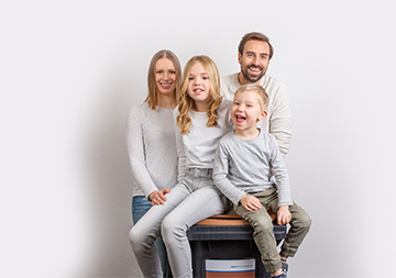 Einbindung Mieterschaft Eine Familie ist vor einer Biotonne versammelt.