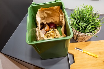 Bioabfallvorsortierer mit gefüllter Tüte 