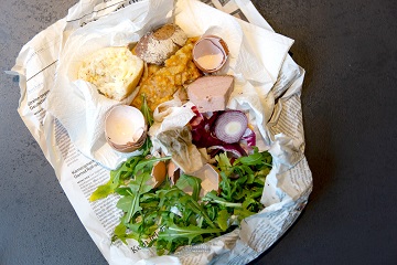 Bioabfall in Zeitungspapier