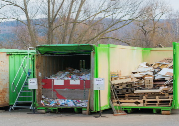 Wertstoffhöfe Holz- und Altpapiercontainer auf dem Wertstoffhof