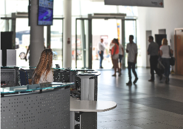 Abfallberatung der Städte und Gemeinden Eine Dame sitz am Empfang