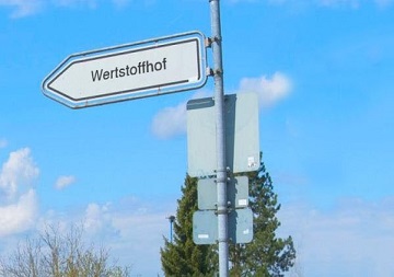 Ein Schild zeigt den Schriftzug Wertstoffhof