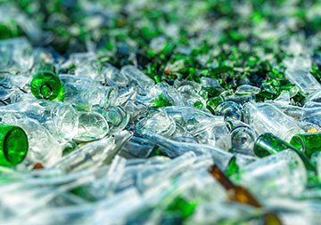Glas Teilweise zerbrochene Flaschen aus Bunt- und Weißglas