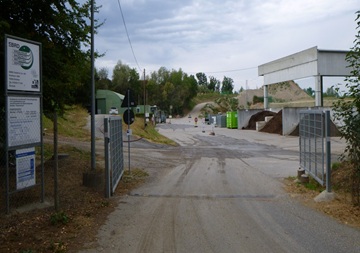 Geöffnetes Einfahrtstor 